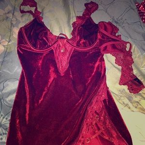 This timeless lace & crush velvet Chamise 💃🏾😘